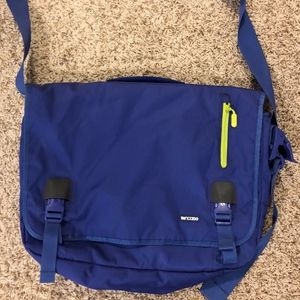 Incase Nylon Messenger Bag (15" Laptop)